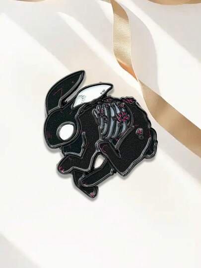 1 pieza Broche de esmalte con diseño de conejo demonio de calavera negra divertida, insignia accesorio con personaje lindo y divertido