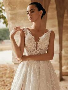 Bohemian Sleeveless V-Neck Lace Appliqué Tulle A-Line Wedding Dress With High Slit & Train, Wedding Dresses For Bride, Elegant And Comfortable, Includes Plus Sizes, Bridal Gown, Formal Dresses For Women, Suitable For Wedding, Party, After-Party Dress, Cocktail Party, Bride, Party Dress, Formal Occasions, Dinner Dress, Prom Dress, Birthday Party, Celebration, Gala, Festival, Ceremony, Graduation, Homecoming Dress, Vacation, White - trắng - Xem 2