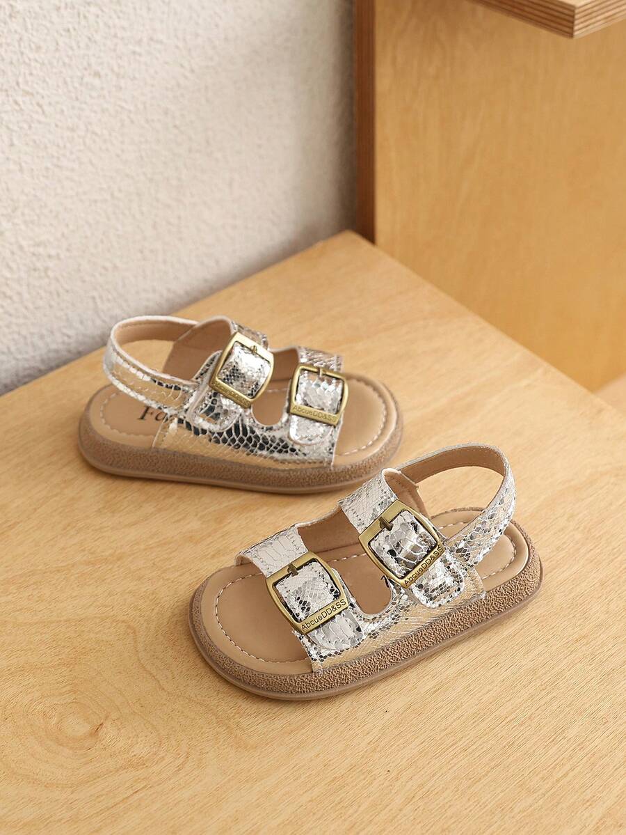 Un par de sandalias de playa con diseño tridimensional para niño bebé de PU, antideslizantes, de moda, casuales y de estilo coreano clásico para estudiantes, adecuadas para el verano. - Plateado - Ver 1