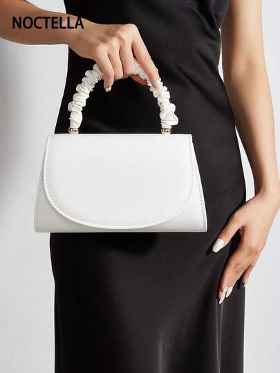 Noctella Chiếc túi xách màu trắng dễ thương và tươi tắn với quai xách nhún bèo, nổi bật với tông màu trắng sáng, quai xách nhún bèo đáng yêu và khóa cài hình bán nguyệt tinh tế. Lý tưởng cho những buổi hẹn hò thường ngày, những buổi ăn trưa và những cuộc tụ họp cuối tuần, mang đến vẻ ngoài thoải mái và năng động cho diện mạo hàng ngày của bạn.