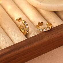 一对轻盈奢华简约的高端锆石C形耳环，不锈钢材质，女士耳环，适合日常百搭的派对佩戴 - 彩色 - 查看 4