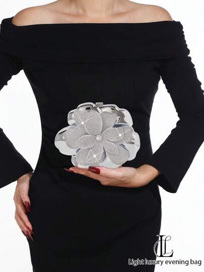 女士时尚派对手拿包，亚克力材质，饰有闪亮钻石亮片花卉图案，配有金属链条肩带，适合婚礼、派对、盛大晚宴、庆典等场合，可搭配亮片连衣裙，适用于正式场合。
