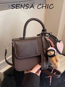 这款时尚新款经典女士手提包采用棕色面料制成，饰有拼接设计、字母图案和头盔熊吊坠。有方形和肩带两种款式可选，是购物、聚会和约会的理想之选。 - 咖啡 - 查看 1