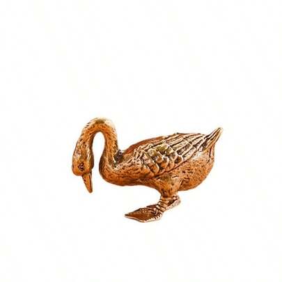 金铜色鹅摆件：可爱的黄铜色鹅雕像，无需用电，适合客厅和办公室摆放，是送给动物爱好者和家居装饰爱好者的完美礼物。