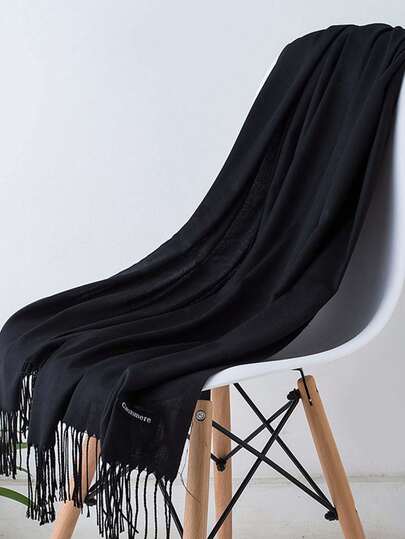 1条女士黑色多功能流苏薄款长款仿羊绒围巾，简约优雅保暖披肩，空调两用，柔软防风，适合日常、外出和送礼，四季皆宜。