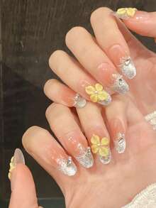 10片纯手工制作的长款椭圆形美甲贴片，裸色底色，搭配银色猫眼渐变、手绘法式细线、小钻石和珍珠装饰，以及立体奶油黄色小花。温柔又不失活力。这款温柔优雅的可爱美甲贴片适合女士和女孩在春夏秋冬的各种节日、派对和日常生活中使用。 - Follow Your Heart - 查看 2