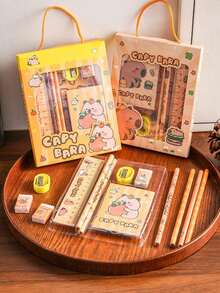 Juego de regalo de papelería de 6 piezas Capy Bara - Juego de arte/garabato/escritura de lujo con regla, 2 lápices, sacapuntas, goma de borrar y cuaderno (diseños vibrantes de capibara, asignación de color al azar, perfecto para niños, niñas, vuelta al colegio, cumpleaños, recompensa en el aula, DIY diario y creatividad (incluye caja de regalo)) - Camel - Ver 3