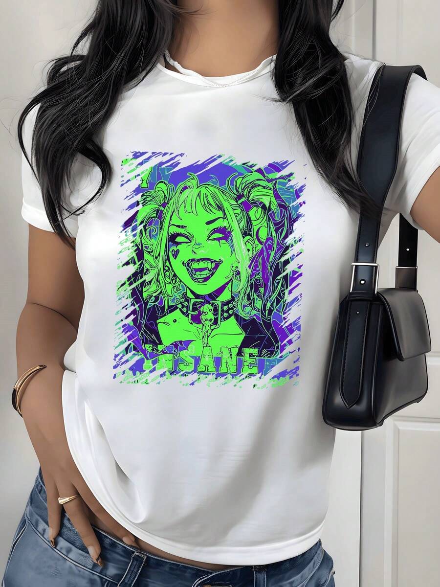 Gráfico vibrante con personaje de cabello largo en tonos verde y púrpura representando energía rebelde y locura artística con palabra INSANE al centro camiseta de mujer casual 220g - Blanco - Ver 1