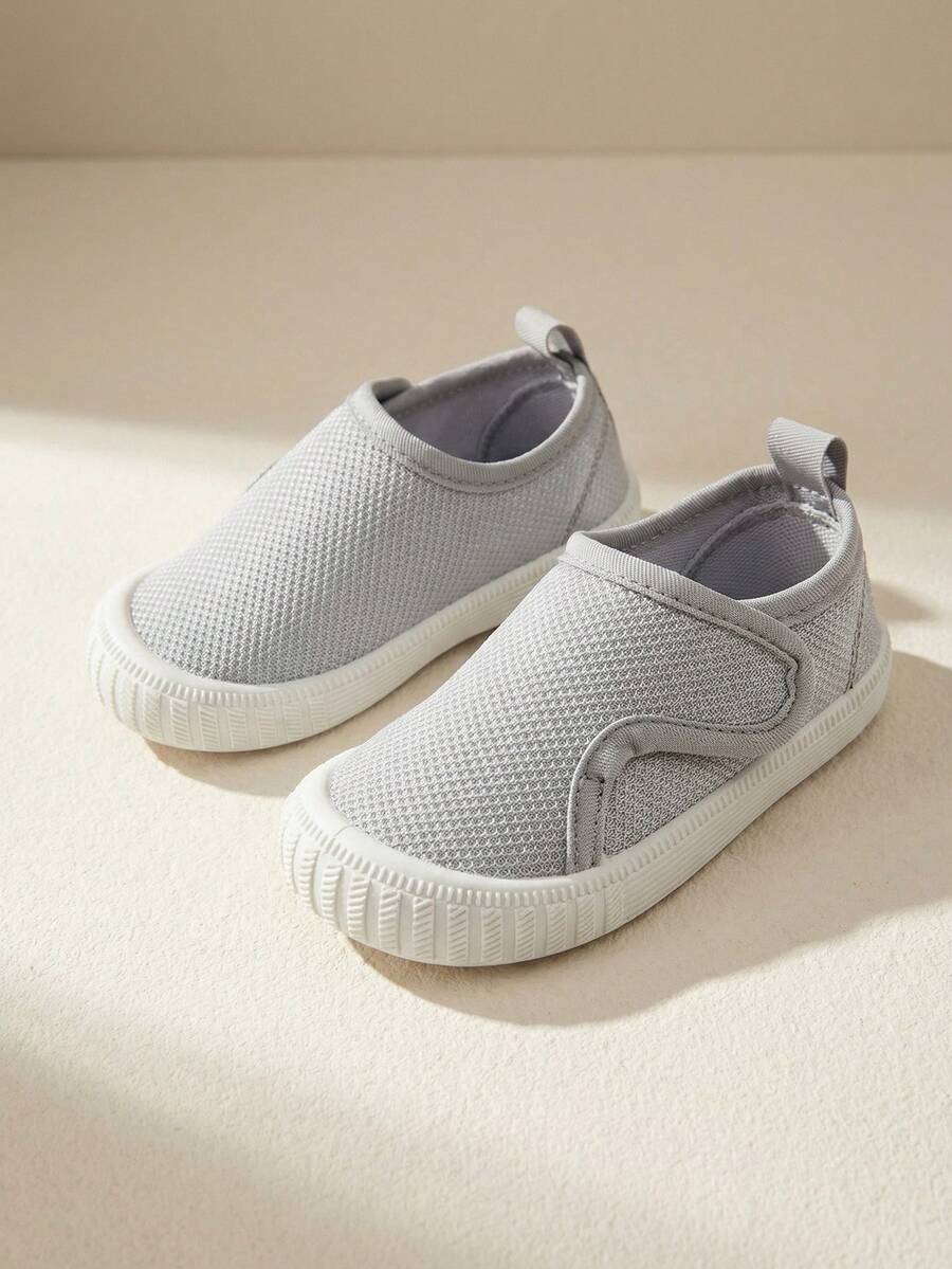 1 đôi giày thể thao đế bằng cổ thấp, mũi tròn, màu xám nhạt, thoáng khí, nhẹ, dễ mang vào và tháo ra cho trẻ nhỏ, thích hợp mang hàng ngày vào mùa hè và mùa xuân. - Màu Xám nhạt - Xem 1