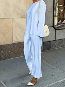 Bộ đồ 2 món thanh lịch, phù hợp đi làm và mặc thường ngày, chất liệu satin bóng mượt như lụa, thích hợp cho mùa xuân. - Màu xanh lam - Xem 1