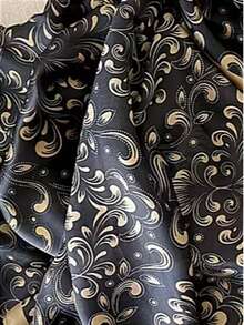 1条女士缎面光滑质感腰果图案印花大围巾，适合外出、度假和日常穿着 - 小花黑色 - 查看 3