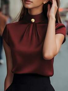 Blusa feminina moderna, elegante e casual para o dia a dia, estilo cardigã urbano, com gola alta, botões metálicos decorativos, zíper invisível nas costas e mangas curtas. Ideal para o verão. - Borgonha - Ver 6