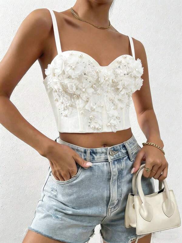 时尚花卉吊带背心，可单穿或叠穿，饰以仿珍珠和鱼骨纹，精致优雅的度假风吊带背心，适合女士休闲夏季穿着，白色