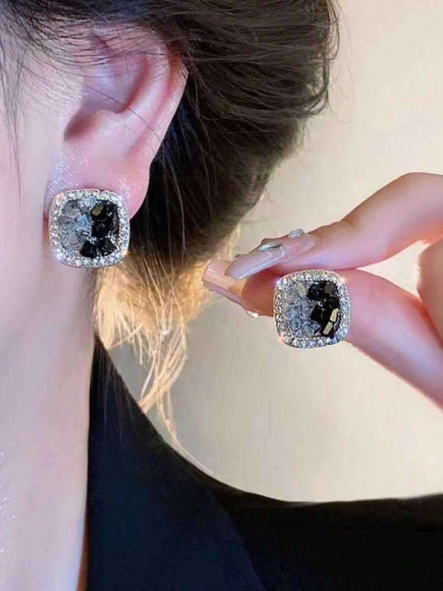 一对简约复古法式黑白撞色方形耳钉，百搭优雅，适合女性日常佩戴。 - 黑色 - 查看 1