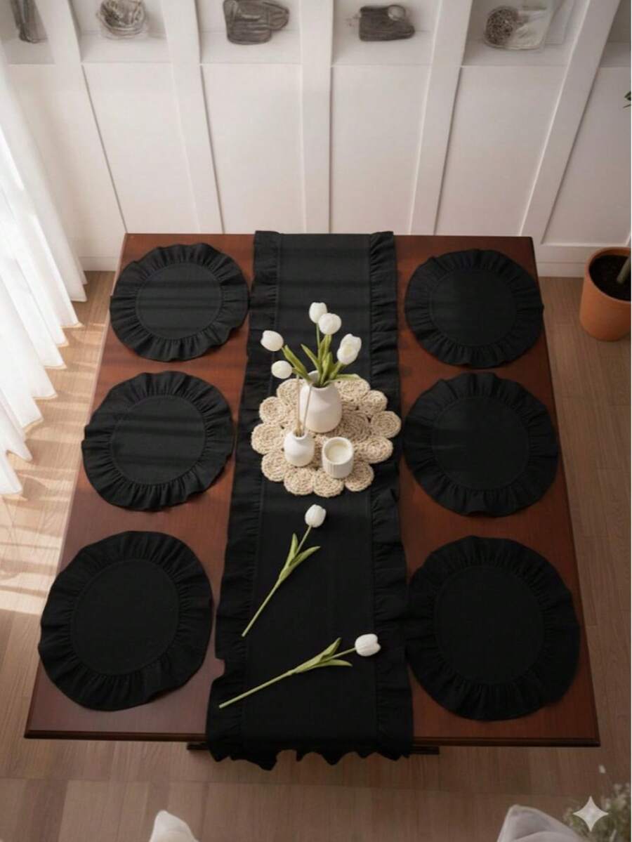 Set da 7 pezzi con volant - 1 centrotavola (40x140 cm) - 6 tovagliette (35 cm) - Disegno con bordi ovali - Realizzato in Turchia - nero - Visualizzare 1