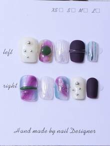 10片/套 手工制作Y2K紫色风格短方形美甲贴片，搭配3D手工绿色指环和手绘渐变细闪晕染美甲装饰。内含1片果冻胶和1把指甲锉。完美适用于日常生活以及科切拉音乐节派对装扮，是美甲贴片和美甲护理产品的理想之选。手工制作美甲贴片 - 紫色 - 查看 2