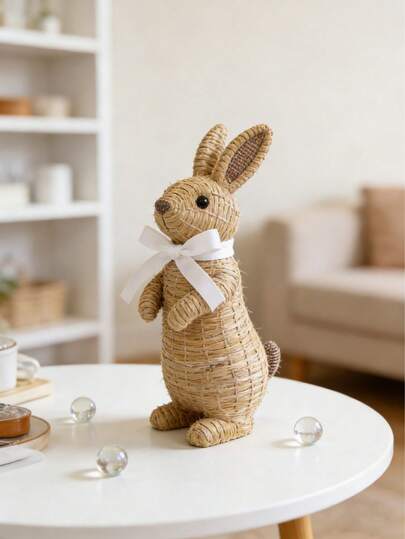 1个树脂编织兔子摆件，配白色丝带——乡村农舍风格装饰，适用于客厅、咖啡桌和书架摆放。这款迷人的编织纹理兔子雕像为您的家增添温馨自然的氛围。无论是春季、复活节还是全年装饰，它都是您玄关、卧室或办公桌的绝佳点缀，为任何空间带来奇趣的乡村气息。