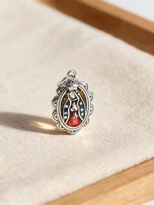 1 pièce Charme simple et unique en argent sterling 925 à la mode Vierge de Guadalupe émaillée, charme de pâtisserie grillée émaillée givrée, charme de planche à roulettes émaillée florale, charme de citron twist coloré émaillé, charme de beignet émaillé givré. Disponible en tailles étendues. Chaîne câble style bohème, pendentif de luxe léger haut de gamme, bijou fin pour femme, cadeau - Breloque en émail de la Vierge de Guadalupe - Voir 3