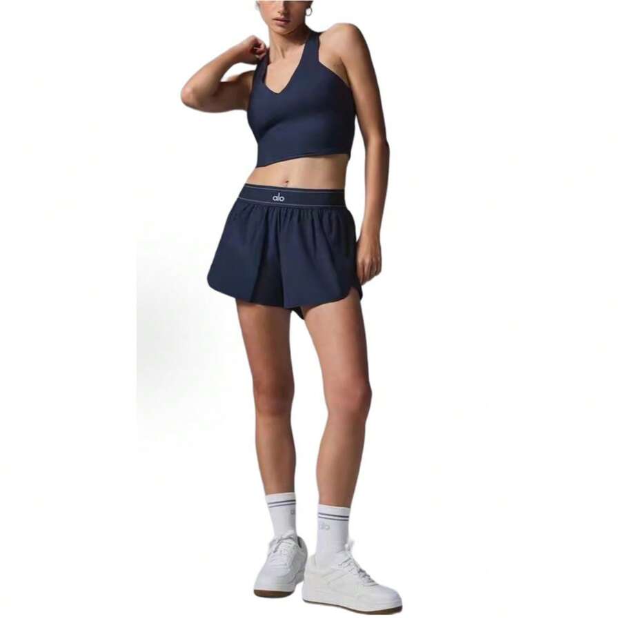 Pantalones cortos de tenis Grandstand para mujer de Alo Yoga | Tela ligera y de alto rendimiento | Corte holgado y transpirable | Pantalones deportivos cómodos de lujo para estudio y calle - Azul Marino - Ver 1
