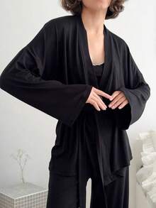Bộ đồ mặc nhà 3 món bằng vải dệt kim mềm mại: áo khoác cardigan, áo hai dây và quần. - màu đen - Xem 4