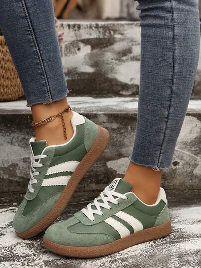 2026 Nuevos tenis casuales de color blanco con bloques de color, transpirables para niña. Versátiles, ligeros y de suela blanda con cordones para primavera/otoño, estilo plataforma de universidad