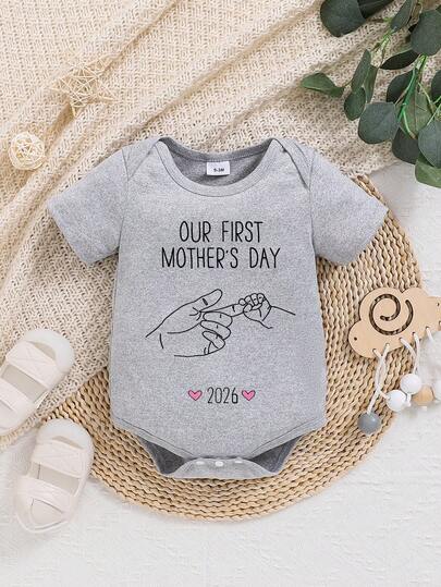 Áo liền thân tay ngắn cổ tròn in chữ dễ thương cho bé trai và bé gái, thích hợp mặc trong dịp Ngày của Mẹ mùa hè.