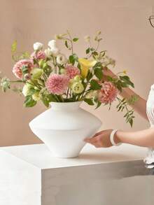 1个极简主义白色纹理树脂花瓶，这套两个造型别致的花瓶非常适合插放干花或简约花卉，适用于客厅、餐桌或置物架。完美为中性色调的家居装饰增添一丝宁静现代的气息，也适用于房间装饰、生日装饰、厨房、婚礼、卧室、客厅、礼品、派对装饰、秋季装饰和花园装饰。 - 彩色 - 查看 6