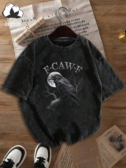 大码女式日常“F-CAW-F”文字图案圆领短袖T恤，饰有树枝上的乌鸦、月亮和枯树图案，适合春夏秋季穿着。这款大码短袖T恤也可作为圣诞外出上衣、度假装、节日服装、情人节上衣、情人节服装、度假装、情人节服装、狂欢节服装和办公室服装穿着。