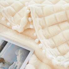 这款柔软舒适的轻盈毯子饰有蓬松的绒球和流苏，采用活性染色技术制成，用途广泛。绒球流苏边缘经久耐用，美观大方。这款毯子可机洗，是一款理想的床上用品。 - 白色 - 查看 5