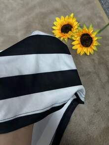 女士条纹圆领T恤裙，短袖宽松撞色条纹迷你连衣裙。胸部宽松，建议选择小一码。优雅的涤纶面料，轻盈舒适，适合春夏日常穿着、约会、外出和旅行。黑色 - 黑色 - 查看 7