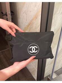 CHANEL Bolsa de maquillaje plegable de gran capacidad - Diseño acolchado clásico, bolsa de aseo impermeable unisex, set de regalo de lujo para viajes - Negro - Ver 4