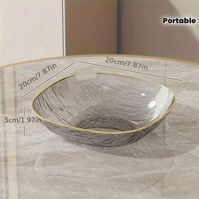 半个椭圆形沙拉盘，透明可视，可作水果盘、沙拉盘，方便携带，可存放水果、干果，易于清洁，适合厨房收纳、桌面收纳，可用于厨房聚会等场合。