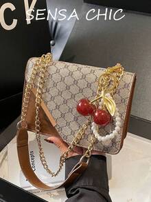 Chiếc túi đeo vai thời trang và đa năng này có thiết kế màu cà phê tương phản, được tô điểm bằng mặt dây chuyền ngọc trai và quả anh đào. Túi có hai khóa nam châm và một dây xích kim loại phía trên. Chiếc túi vuông nhỏ gọn này có thể đeo trên vai, đeo chéo hoặc xách tay, và có thể đựng những vật dụng cần thiết hàng ngày như son môi, chìa khóa và mỹ phẩm. Thích hợp cho các bạn nữ sử dụng khi đi làm, đi chơi, mua sắm, hẹn hò và các dịp hàng ngày. - Cà phê - Xem 1