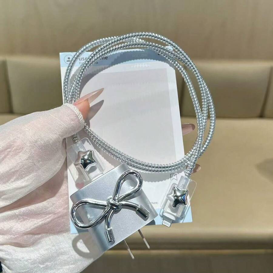 这款可爱的蝴蝶结装饰银色充电器保护套套装，饰有银色蝴蝶结，兼容 17/17 Pro/17 Pro Max/17 Air/16/15/14/13/12/11 的充电器。套装内含数据线保护套，可防止数据线开裂。其可爱时尚的日韩设计，使其成为完美的节日礼物，或送给闺蜜、女友、朋友的绝佳礼物，亦可作为妇女节或生日礼物。 - 銀色 - 查看 1