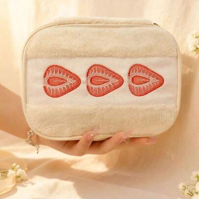 1 chiếc túi đựng mỹ phẩm thêu hình dâu tây, dung tích lớn, kiểu dáng dễ thương và thời trang dành cho bé gái.