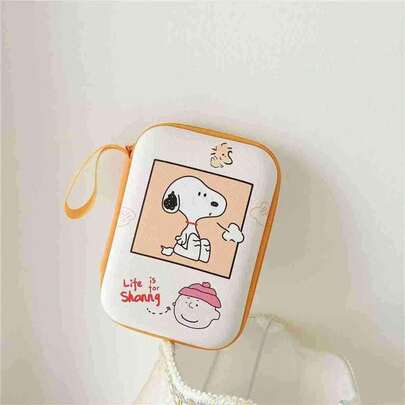 SNOOPY 这款2026年新款迷你收纳袋，以经典动漫《花生漫画》周边商品为主题，是返校季的实用单品！白色袋身搭配黄色拉链，正面印有黄色方框和白色图案，简约大方。
