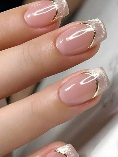 24 miếng dán móng tay vuông ngắn, màu nền nude với đầu móng lấp lánh và đường viền vàng, chất lượng salon, dễ dán, hoàn hảo cho công sở và buổi hẹn hò. Dụng cụ làm móng nghệ thuật.