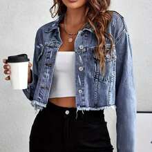 Chamarra de Mezclilla Corta y Ancha para Mujer, Azul Estilo Lavado Clásico, Borde Desflecad en la Base, Ajuste Favorecedor que Resalta la Silueta, Versátil Casual, Chaqueta de Jeans Rotos Crop Y2K - Estilo Verano Mexicano Must-Have con Flecos y Botones Metálicos - Perfecta para Festivales y Salidas - Azul - Ver 6