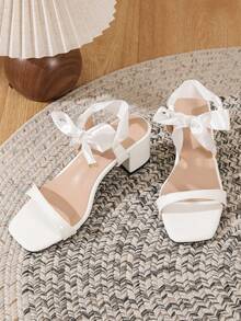 春夏白色优雅高跟凉鞋，白色缎面蝴蝶结露跟粗跟露趾婚鞋，女士 - 白色 - 查看 2