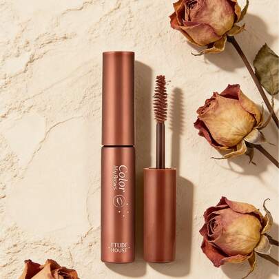  伊蒂之屋 (ETUDE) Color My Brows 眉毛定型膏采用柔和定型凝胶配方，可着色、梳理并定型眉毛，打造自然精致的妆效。纤细不结块的刷头确保均匀上色，打造根根分明的质感，完美贴合您的发色。蕴含尿囊素和蜂蜡成分。
