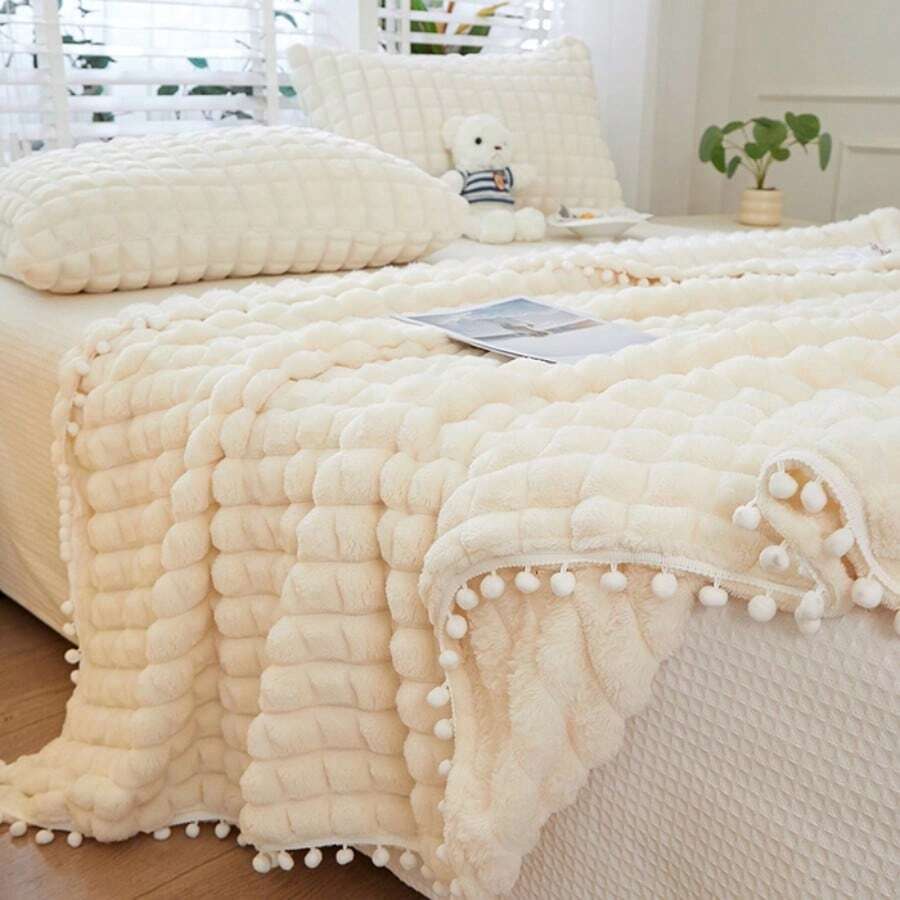 这款柔软舒适的轻盈毯子饰有蓬松的绒球和流苏，采用活性染色技术制成，用途广泛。绒球流苏边缘经久耐用，美观大方。这款毯子可机洗，是一款理想的床上用品。 - 白色 - 查看 1