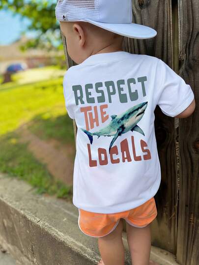 1件男婴夏季欧美街头风“尊重当地人”趣味鲨鱼字母印花宽松圆领短袖T恤，适合海滩度假和日常休闲穿着，百搭实用。