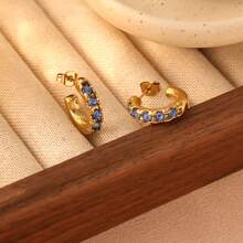 一对轻盈奢华简约的高端锆石C形耳环，不锈钢材质，女士耳环，适合日常百搭的派对佩戴 - 彩色 - 查看 7