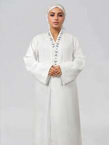 两件套女士朝觐长袍（罩袍）及头巾套装 - 纯白色长袖长袍，饰以黑色几何刺绣图案，开襟款式，轻盈梭织面料，优雅的伊斯兰服饰，适合朝觐、开斋节及斋月祈祷穿着。 - 白色 - 查看 1