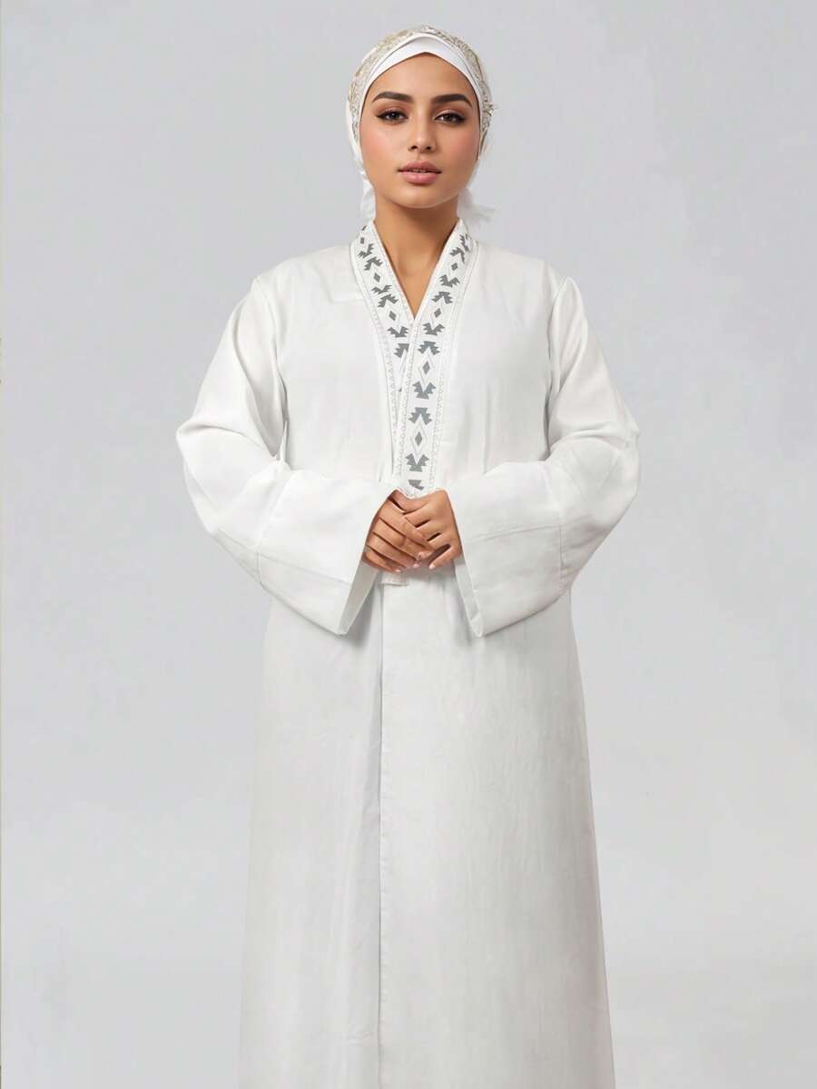 两件套女士朝觐长袍（罩袍）及头巾套装 - 纯白色长袖长袍，饰以黑色几何刺绣图案，开襟款式，轻盈梭织面料，优雅的伊斯兰服饰，适合朝觐、开斋节及斋月祈祷穿着。 - 白色 - 查看 1