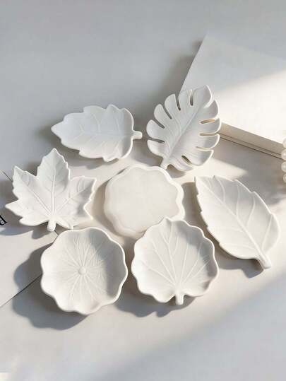 手工DIY爱好者硅胶托盘模具，饰有树叶图案，树脂装饰收纳托盘，设计灵感源自银杏、龟甲叶、枫叶和莲花，防漏、厚实、耐用，是节日礼物、家居用品和珠宝收纳的理想之选。