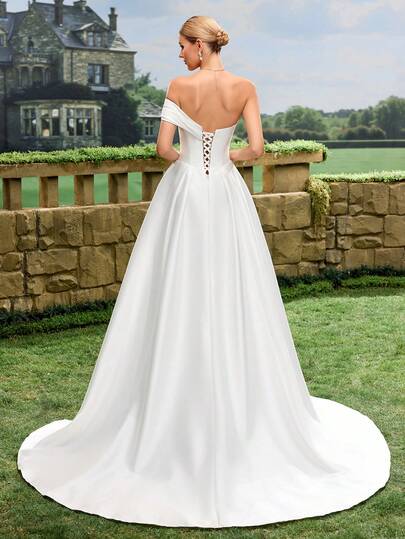 Satin One-Shoulder Wedding Dress, Lace Slit Design, Flowing Skirt, Suitable For Formal Dinners And Weddings, White Bridal Gown, Church Wedding Attire, Intimate Wedding Ceremony Dress