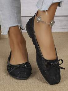 最新款女士平底蝴蝶结鞋，时尚舒适，是休闲乐福鞋的理想之选。适合大学、学校、休闲穿着、派对和舞会等场合。这款鞋的特点是色彩缤纷的设计和平坦的鞋底。芭蕾平底鞋 - 黑色 - 查看 6