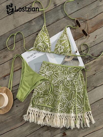 这款三件套波西米亚风春夏比基尼套装，以绿色为底，饰以白色条纹和花卉印花。面料弹性极佳，配有衬垫罩杯和内衬。绿色上衣采用特殊钩编面料，饰有流苏，侧边系带设计可调节松紧。非常适合夏季海滩度假、泳池派对和海岛之旅，也适合作为女士休闲装、度假装和夏季假日装扮。