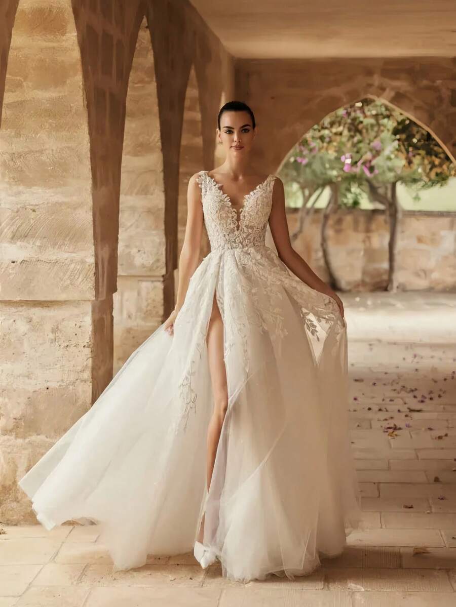 Bohemian Sleeveless V-Neck Lace Appliqué Tulle A-Line Wedding Dress With High Slit & Train, Wedding Dresses For Bride, Elegant And Comfortable, Includes Plus Sizes, Bridal Gown, Formal Dresses For Women, Suitable For Wedding, Party, After-Party Dress, Cocktail Party, Bride, Party Dress, Formal Occasions, Dinner Dress, Prom Dress, Birthday Party, Celebration, Gala, Festival, Ceremony, Graduation, Homecoming Dress, Vacation, White - trắng - Xem 1